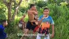 Pra quem não viu... Olha a criança de azul. Kkkk