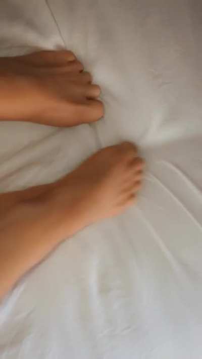 Toe scrunch!! I love clean white sheets and black nails so much 🖤