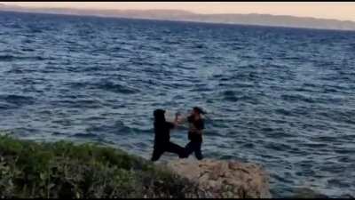 arkadaşım ve ben temel wing chun biliyoruz. Böyle yerlere gidip idman yapıp kafa dağıt<wbr>ıyoru<wbr>z. Sizce çok mu saçma gözüküyor yoksa hoş mu? (sonuna kadar izleyin bu arada)