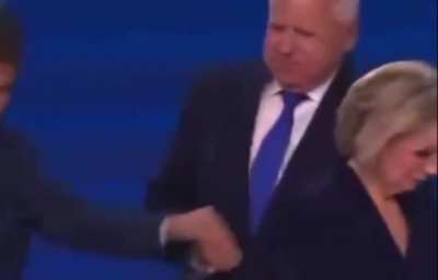 Tim Walz is under fire for aggressively pulling his son Gus Walz’s arm on stage at the Democratic National Convention … Gus is 17-years-old and reportedly has a nonverbal learning disorder and an anxiety disorder … Some are theorizing that Walz was pullin