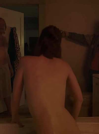 Mary Elizabeth Winstead Shows Off Her Body