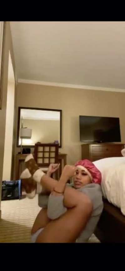 ︎