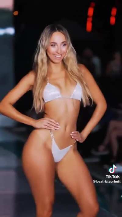 @beat<wbr>riz.c<wbr>orbet<wbr>t jiggling all over the catwalk