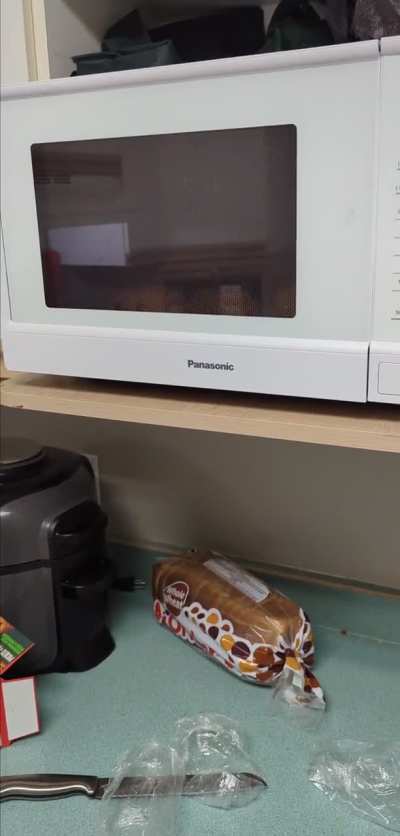 Crackling noise from microwave