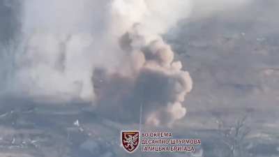 The Ukrainian 80th Air Assault Brigade destroys a Russian Tank near Klischiivka. Geolocation 48.550658, 37.980547. [Published 30/03/2024]