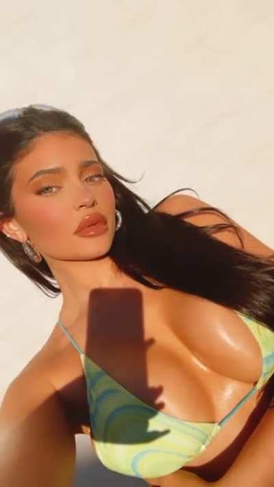 sheeeeesh BUSTY ‼️