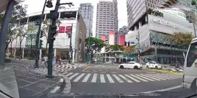 A taxi slides and then chases a gtr in bgc C:bob namzug
