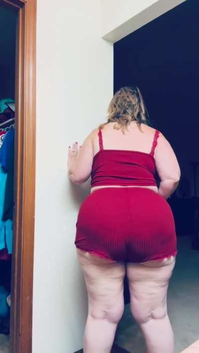 My ass is big and beautiful, but my belly is where the magic happens; bloated and dominate…all for you 😈