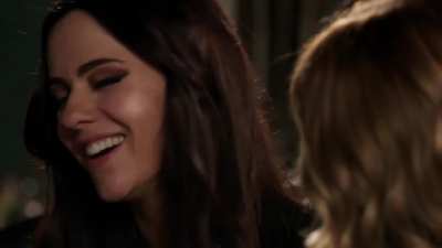 Alexandra Park (Eleanor) & Sarah Dumont (Mandy / Samantha) lesbian kiss in Royals s02e04