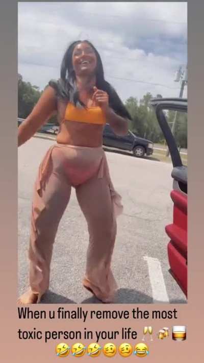 Hoopz sis Erika phat azz (play<wbr>fulpe<wbr>eking is da o.f.)
