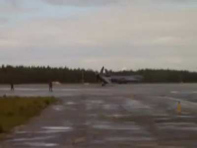 An F-16 gets tipped over by a B-1B's exhaust on takeoff 2007