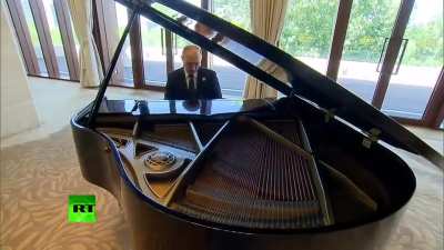 puten playing funny music
