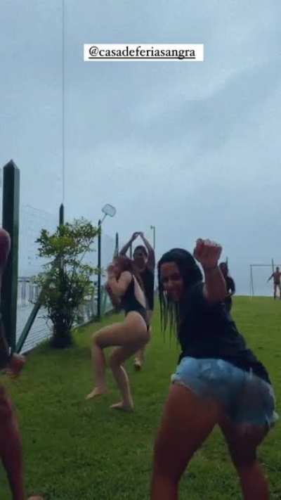 Mel maia na chuva bem gostosa