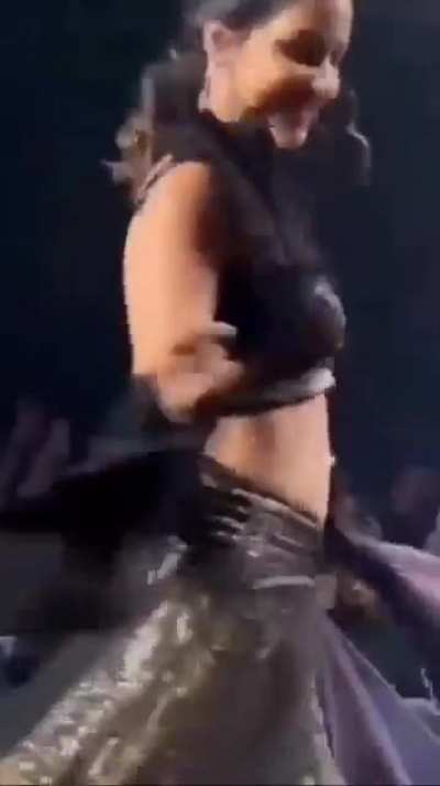 Hina Khan mommy showing her perfect NAVEL 