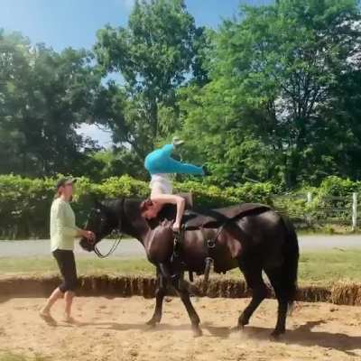 I’ve trained contortion for years, but today was the first time I had a horse as a partner… super fun!