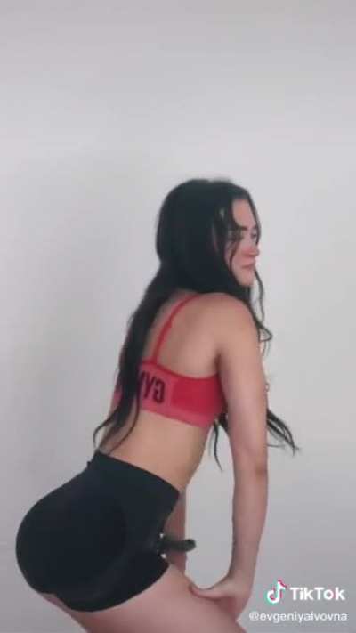 Cringe dance but shows booty