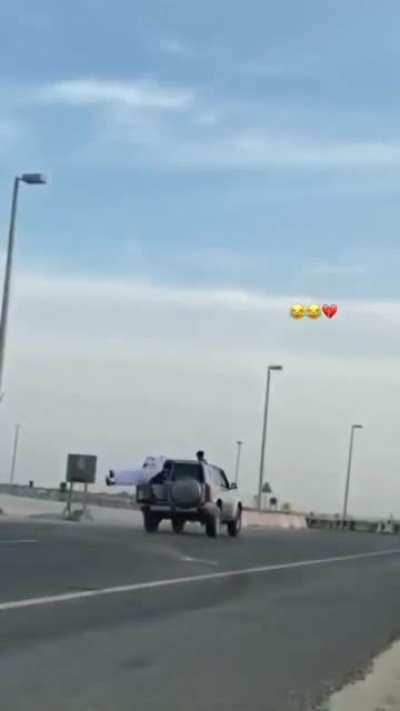 Arapların araba sürmesinde de bir sıkıntı var amk adamı sikti