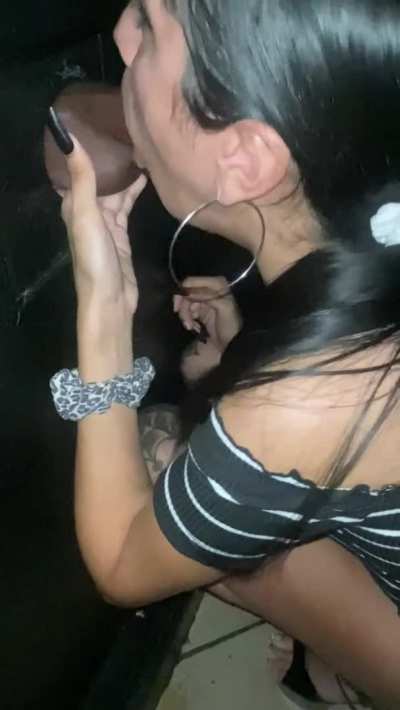 Sucking BBC at the local 🕳️🤭