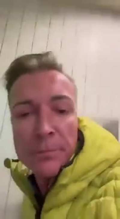 Almanya'da liberal bir parti olan FDP üyesi siyasetçi Martin Neumaier, halka açık bir tuvalette pisuar ve tuvalet fırçası yaladığı viral görüntüleri paylaştı. Neumaier ayrıca başka payla<wbr>şımla<wbr>rda bütün vücudunu kendi dışkısıyla kapladı ve ağzına dışkıdan b