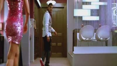 Three Minutes of Kareena's Butt & Akshay Enjoying It !