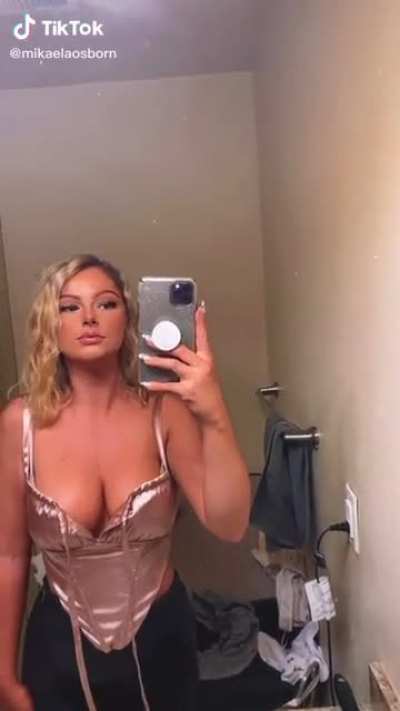 What is the Colour of her towel
