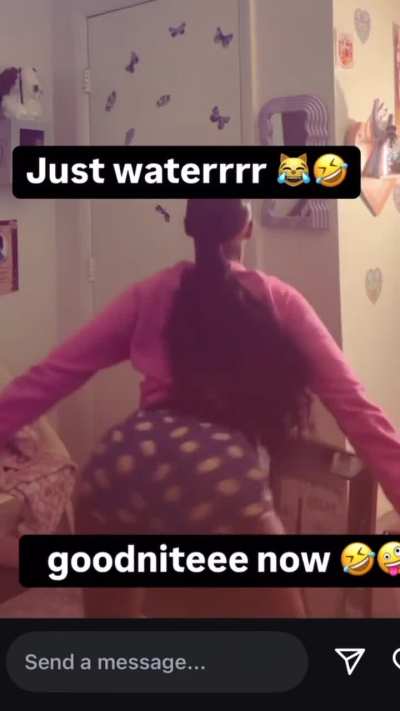 Her shit little but moving 😫