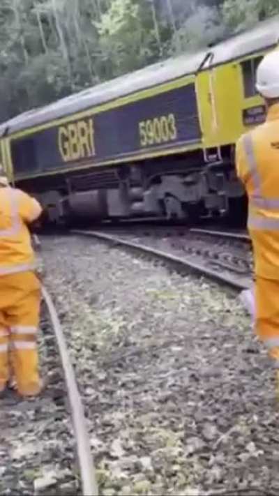 Class 59 attempts to pull wreckage out of the Salisbury Crash site