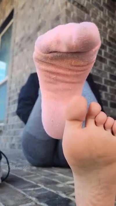 Taking my sneakers off after my afternoon jog 👟 come have a sniff<wbr>?🧦👃🏻 And maybe a quick lick too? 🤭😛