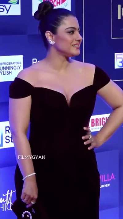 Kajol magnificent boobs.. that cleavage is so HOT