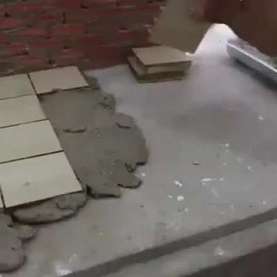 Уже рассвело, а я смотрю, как строитель свой праздник отмечает.