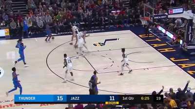 [Highlight] Chris Paul toying with the Jazz big men