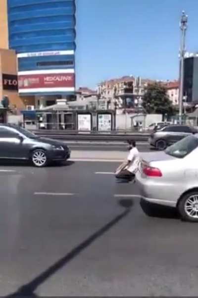 Lan adam E5 in ortasında Namaza durdu