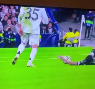 Nice guy Rudiger spots a cockroach on opponent and doesn’t think twice to help and stomp on it. Respecttttt
