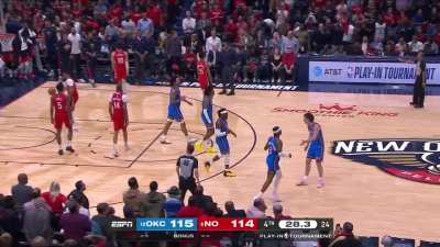[Highlight] Shai Gilgeous-Alexander with an off-balance clutch shot to give OKC a 115-114 lead, 28.3 seconds remaining in the 4th! With a replay!
