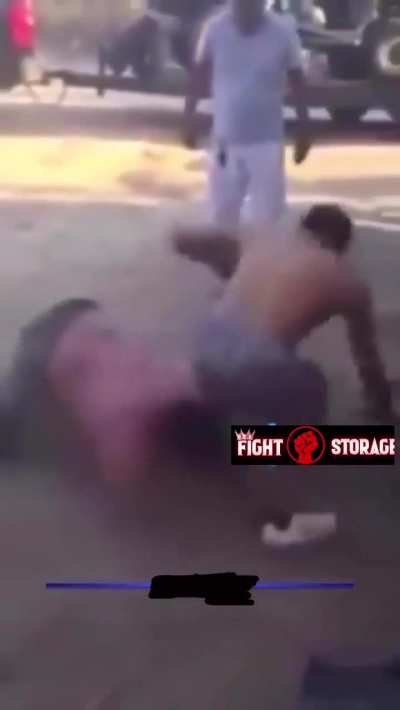 Man hits a death roll to an aggressive bully then finishes him off