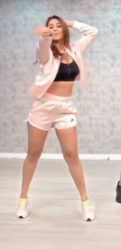 When Dhvani Bhanushali shakes her meaty thighs I shake my c*ck 🍌💦 Her thighs look so hot in those shorts 🍖🤤 (newish)
