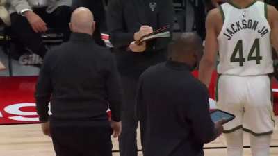 [Highlight] Schroder spin move shovel pass pick and roll with Poeltl