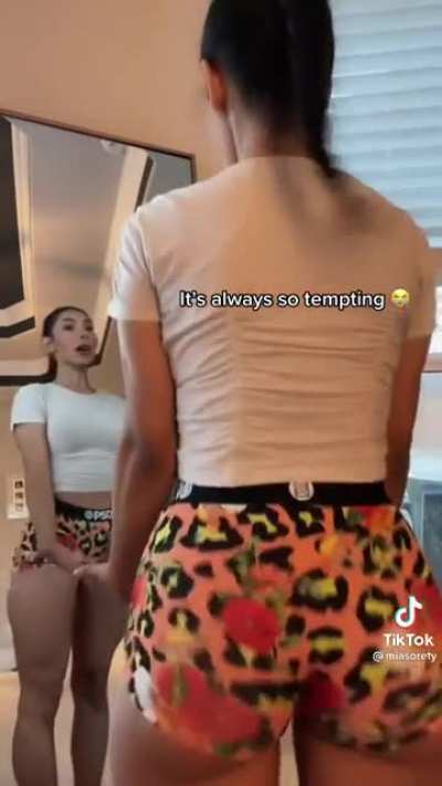 I’m tryna touch the boat 😭🍑