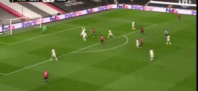 Nice build up play for Cavani chance