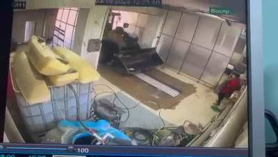 Woman dies after getting her legs destroyed by Wheel loader at a car wash, (infos), 19 March 2024