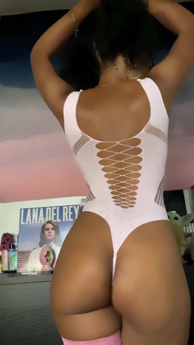 natural brown skin girls with jiggly booties make the best girlfriends i’ve been told
