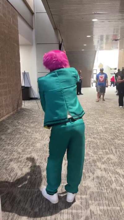 Saiki dances at a convention (cosplay)