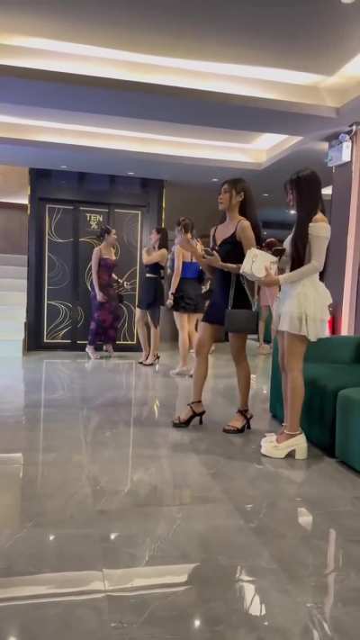泰国曼谷某<wbr>俱乐部开始<wbr>卷同行了推<wbr>出了“买大<wbr>送小”活动<wbr>，选一个妹<wbr>子后可以再<wbr>选一个比你<wbr>选的妹子矮<wbr>的