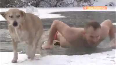 Guy was not scared and jumped into the icy water to save dogs live