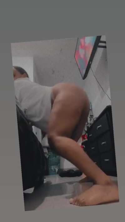 Booty shaking chick 