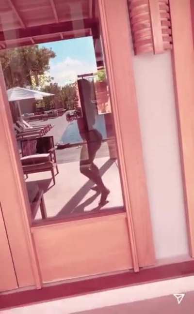 Ass shaking I’m the reflection