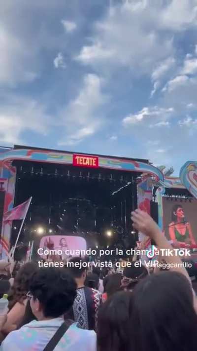 Construction workers enjoy music festival in Mexico