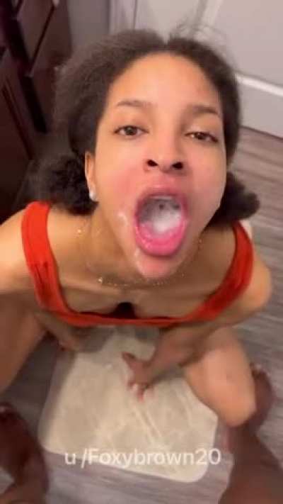 I love sucking Dick until they cum in my mouth give me all that nut