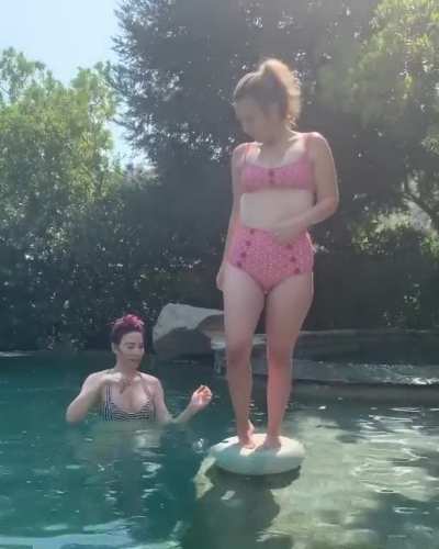Taylor Tomlinson and Whitney Cummings