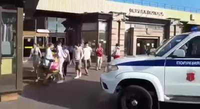 В Петербурге, пока полиция оформляла нелегального торговца, прохожие культурной столицы разворовали у него все арбузы и дыни прямо на глазах у полицейских.